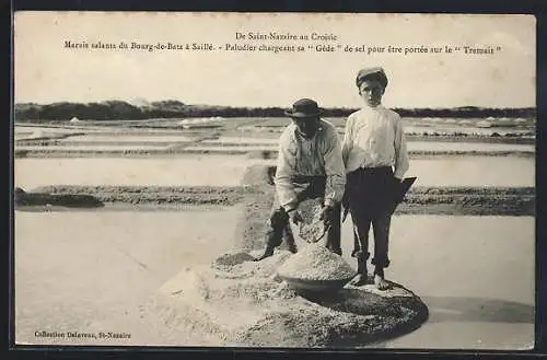 AK De Saint-Nazaire au Croisic, Marais Salants du Bourg-de-Batz Saille, Paludier chargeant sa Gede, Salz