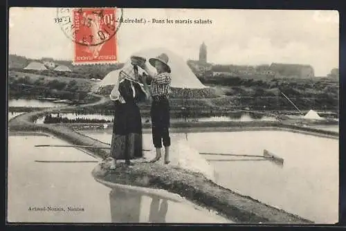 AK Le Bourg-de-Batz, Dans les marais salants