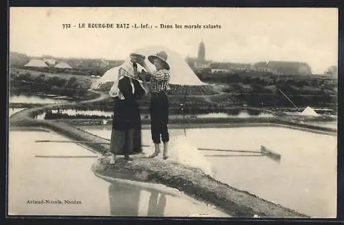 AK Le Bourg-de-Batz, Dans les marais salants