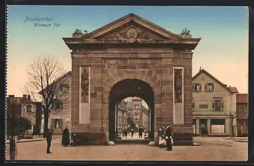 AK Frankenthal / Pfalz, Strassenpartie durch Wormser Tor gesehen