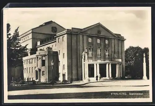 AK Stralsund, Strassenpartie am Stadttheater