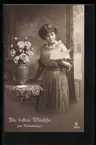 Foto-AK L.J. & F.F. Nr. 3961 /4: Frau liest einen Brief, neben ihr eine Vase mit Rosen