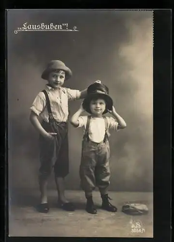 Foto-AK L.J. & F.F. Nr. 3266 /1: Zwei Jungen blicken frech in die Kamera