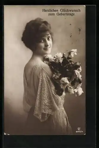 Foto-AK GL Co Nr. 6442 /4: Lächelnde junge Frau mit einem Blumenstrauss