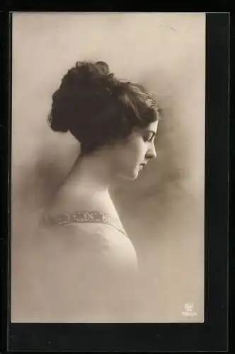 Foto-AK GL Co, Porträt einer jungen Frau