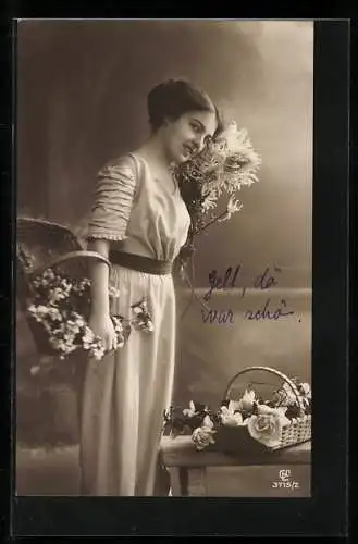 Foto-AK GL Co Nr. 3715 /2: Junge Frau mit gepflückten Blumen