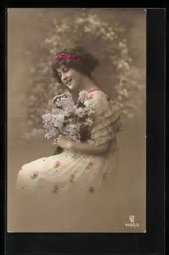 Foto-AK GL Co Nr. 4483 /3: Junge Frau mit lockigem Haar und Blumenstrauss