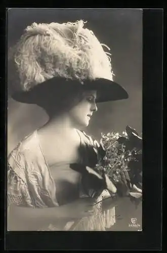 Foto-AK GL Co Nr. 2533 /4: Junge Frau mit Blumenstrauss und Federhut