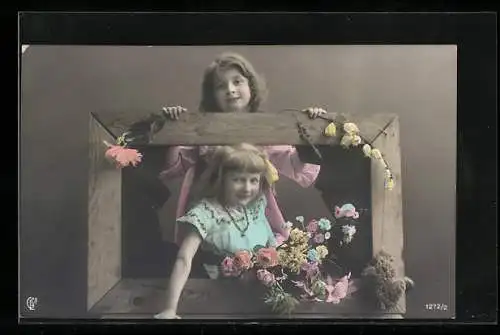 Foto-AK GL Co Nr. 1272 /2: Zwei Mädchen an einem Fensterrahmen mit gebrochener Scheibe, Studiokulisse