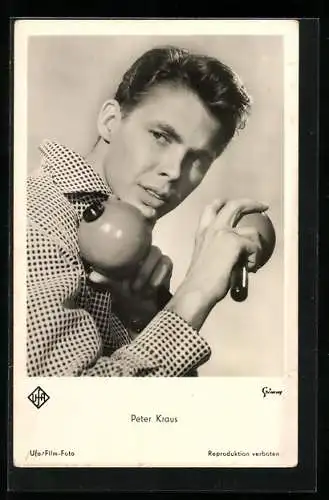 AK Musiker Peter Kraus mit Rasseln