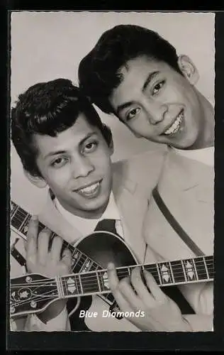 AK Portrait des Musikerduos Blue Diamond mit ihren Gitarren