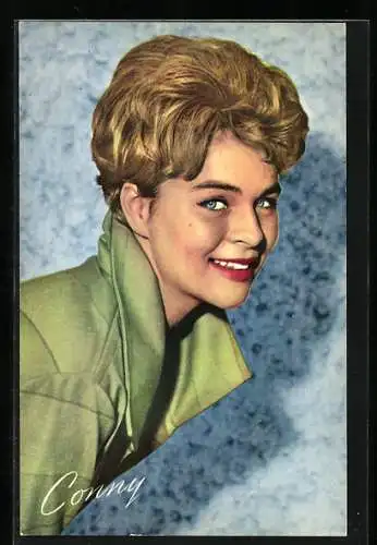 AK Musikerin Conny Froboess lächelnd in Kamera schauend