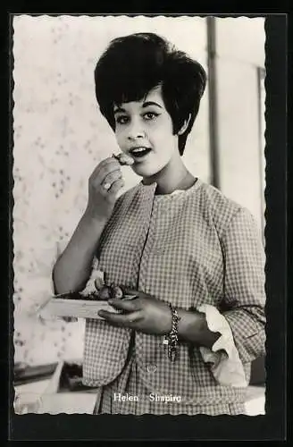 AK Musikerin Helen Shapiro Erdbeeren essend