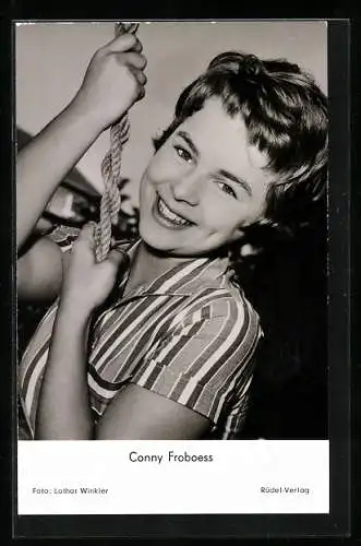 AK Conny Froboess an einem Seil hängend