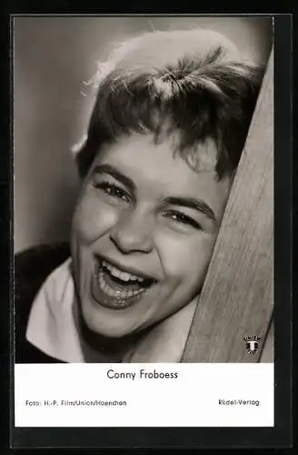 AK Musikerin Conny Froboess, Halbportrait lachend