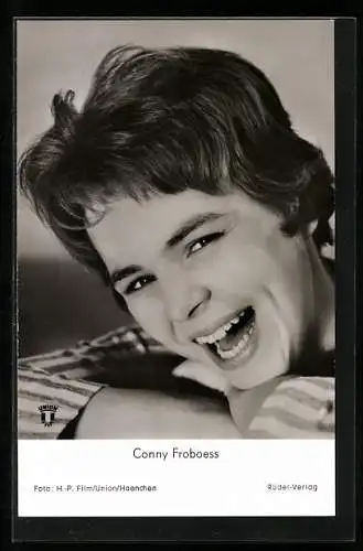AK Musikerin Conny Froboess in die Kamera lachend