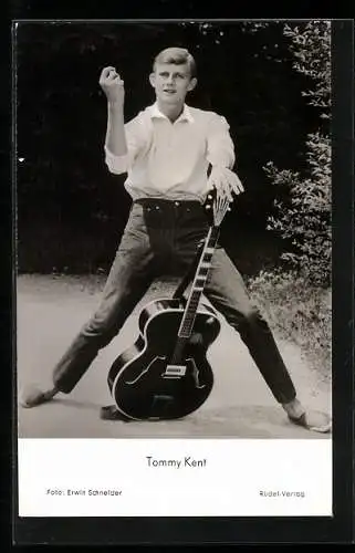 AK Musiker Tommy Kent mit Gitarre porträtiert