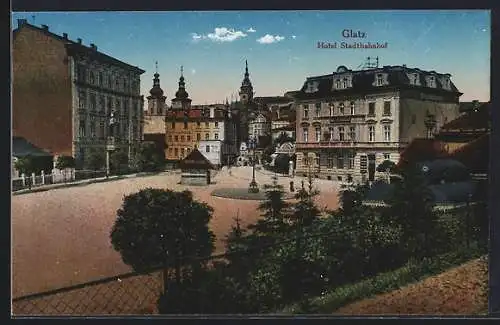 AK Glatz, Hotel Stadtbahnhof mit Strasse u. Türmen