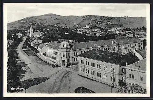 AK Beregszász, Strassenpartie mit Kirche