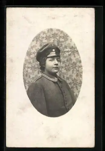 AK Frau in Uniform im Portrait