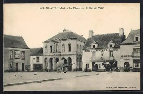 AK Blain /Loire-Inf., La Place de l`Hotel de Ville