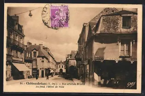 AK Chateaubriant /Loire-Inf., Rue Aristide-Briand, Au fond, L`Hotel de Ville