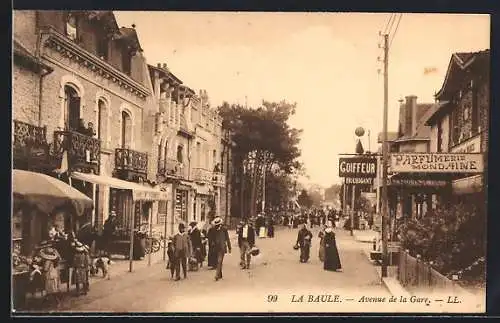 AK La Baule, Avenue de la Gare avec passants et boutiques