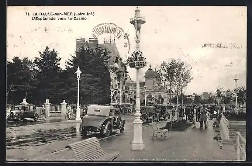 AK La Baule-sur-Mer, L`Esplanade vers le Casino avec des voitures et des passants