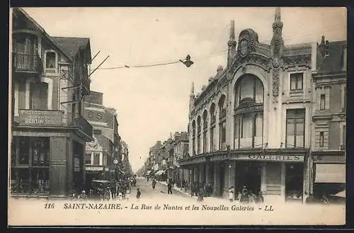 AK Saint-Nazaire, La Rue de Nantes et les Nouvelles Galeries