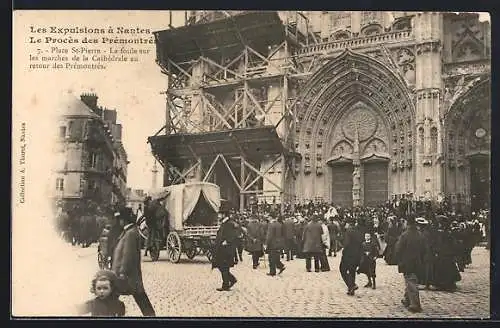 AK Nantes, Les Expulsions, Le Procès des Prémontrés, Place St-Pierre, La foule sur les marches de la Cathédrale