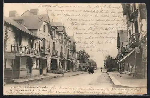 AK La Baule, Avenue de la Chapelle avec bâtiments et passants
