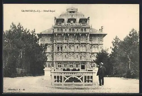 AK La Baule, Hôtel Royal avec jardin et deux personnes au premier plan