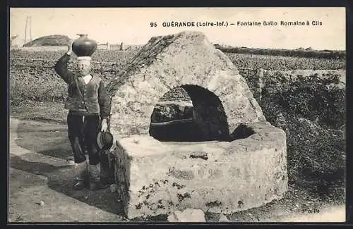 AK Guérande, Fontaine Gallo-Romaine à Clis avec un homme portant une cruche