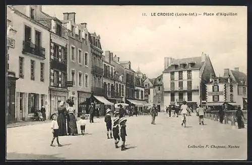 AK Le Croisic, Place d`Aiguillon avec passants et bâtiments