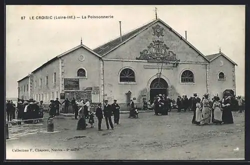 AK Le Croisic, La Poissonnerie avec foule devant le bâtiment