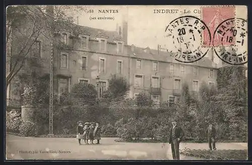 AK Nantes, Le Château d`Indret avec promeneurs sur la place
