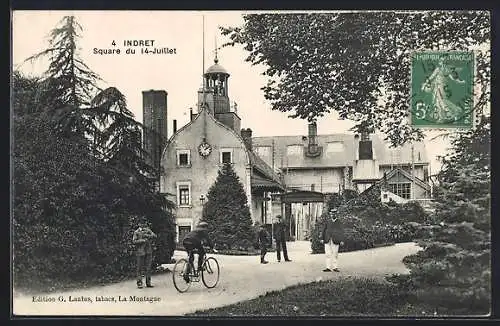 AK Indret, Square du 14-Juillet avec des personnes et un cycliste devant un bâtiment à horloge
