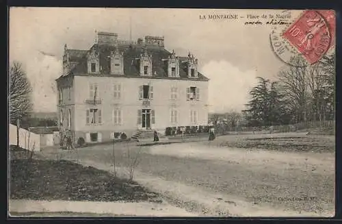 AK La Montagne, Place de la Mairie avec ancien château