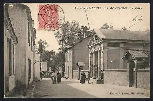 AK La Montagne, La Mairie et rue animée avec passants