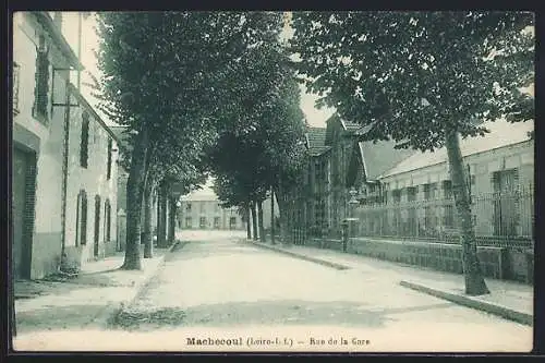 AK Machecoul, Rue de la Gare bordée d`arbres et bâtiments adjacents