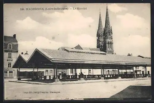 AK Machecoul, Le Marché avec les flèches de l`église en arrière-plan