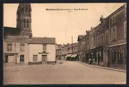 AK Machecoul, Rue St-Honoré avec église et maisons alignées