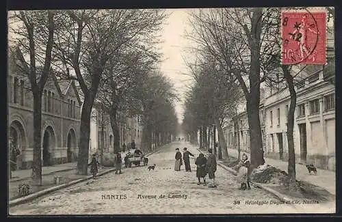 AK Nantes, Avenue de Launay avec passants et bâtiments bordés d`arbres