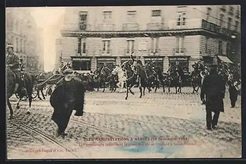 AK Nantes, Les gendarmes traversent la place Royale se rendant à Saint-Nicolas lors des manifestations