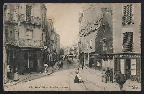 AK Nantes, Rue Porte-Neuve avec passants et commerces