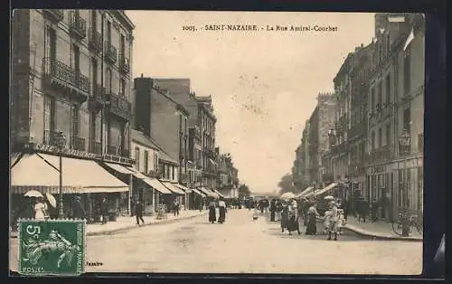 AK Saint-Nazaire, La Rue Amiral-Courbet avec des passants et des commerces