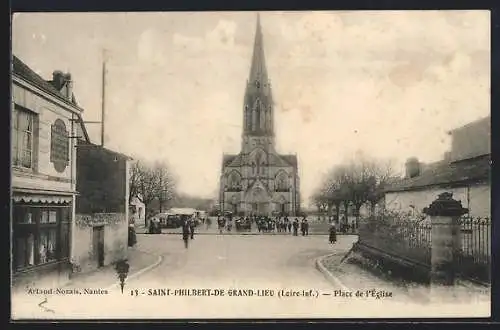 AK Saint-Philibert-de-Grand-Lieu, Place de l`Église avec vue sur l`église et les bâtiments environnants