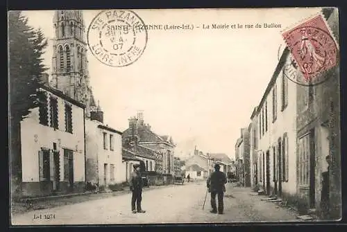 AK Saint-Pazanne, La Mairie et la rue du Ballon