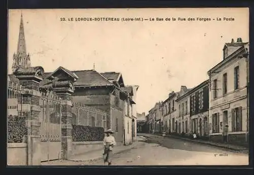AK Le Loroux-Bottereau, Le Bas de la Rue des Forges, La Poste