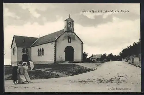 AK Préfailles, La Chapelle avec des promeneurs sur le chemin